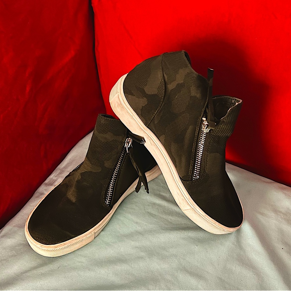 Steve Madden slip on shoes